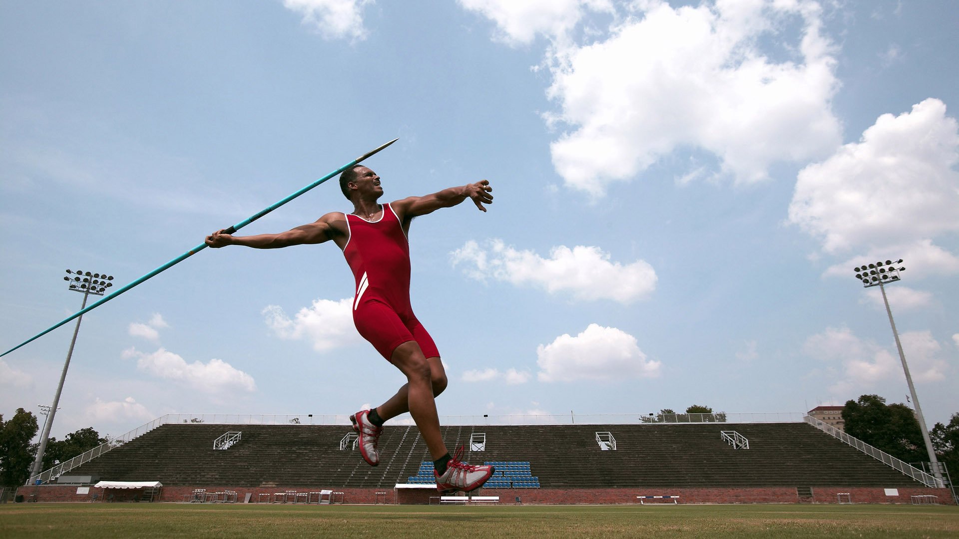 《电竞赛事现场纪实：记者带你一探究竟》，电竞赛事看点